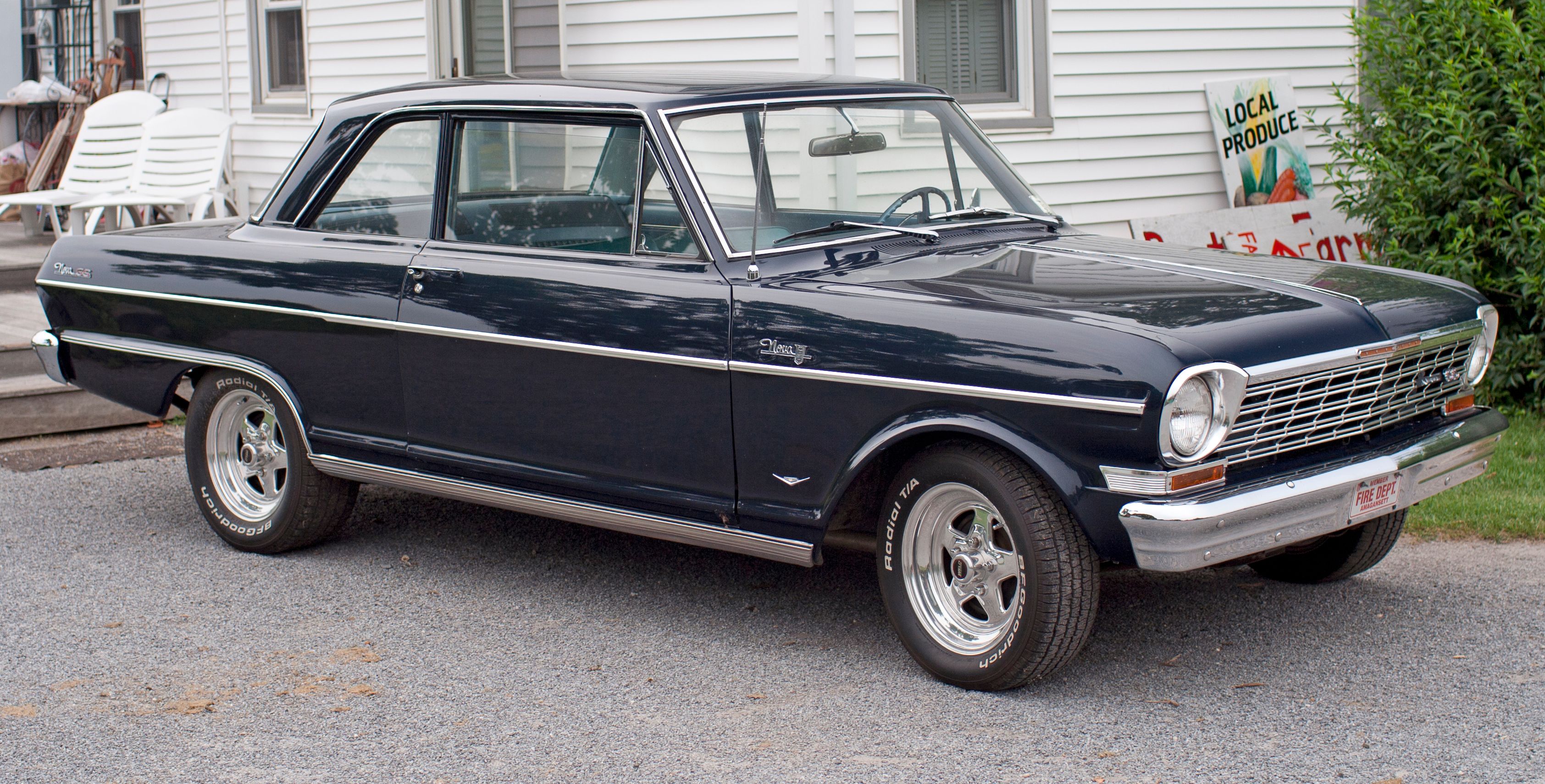 Um Chevy Nova SS 1964 estacionado