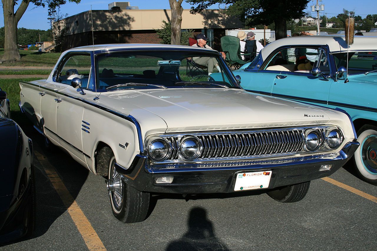 Um Mercury Marauder 1964 estacionado 
