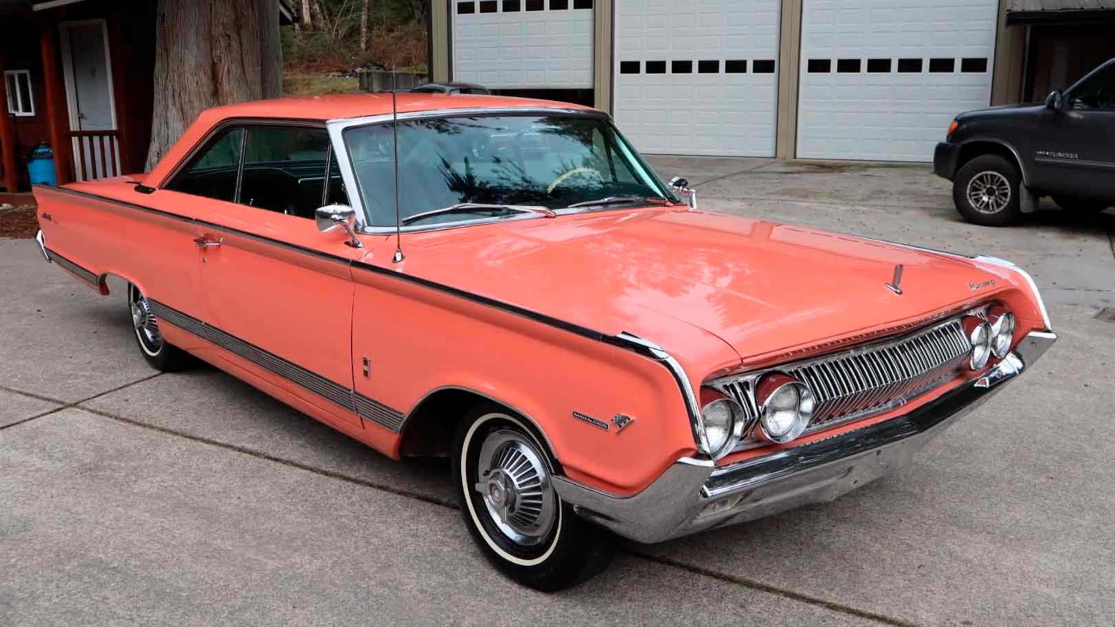 Um Mercury Marauder 1964 estacionado