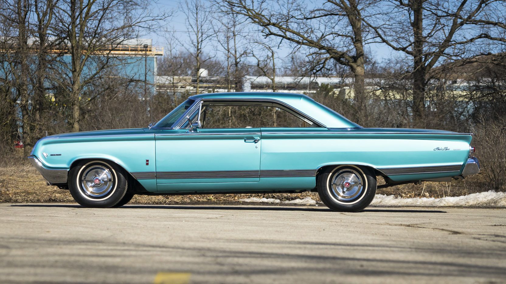 Um Mercury Marauder 1964 estacionado
