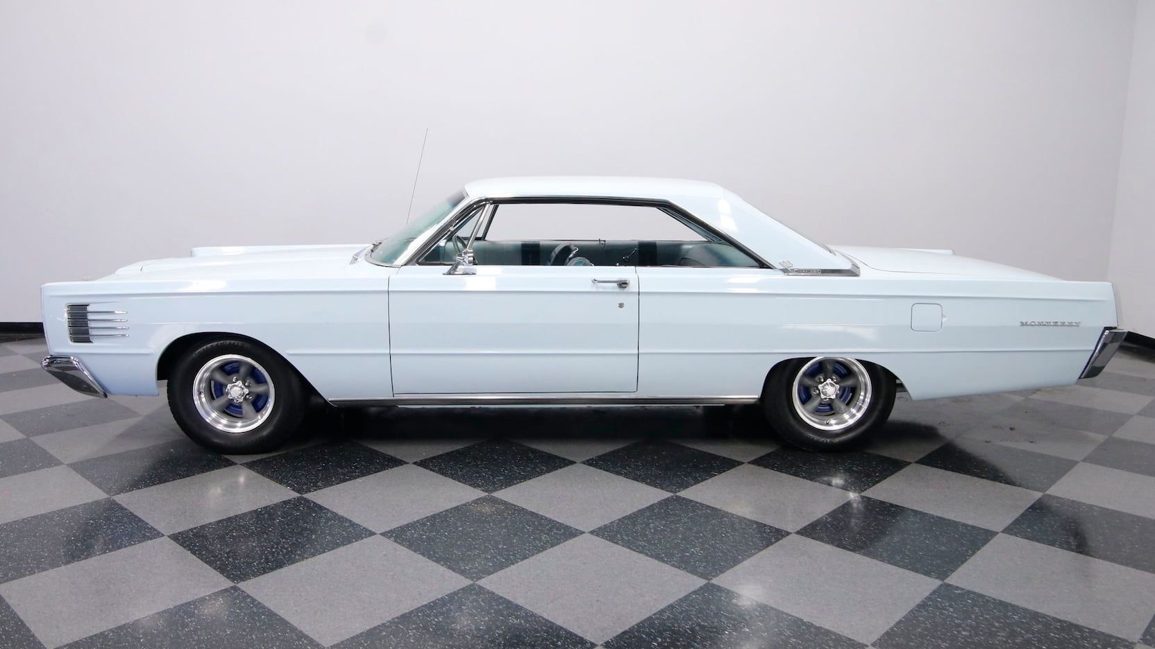 Um Mercury Monterey Marauder 1965 estacionado