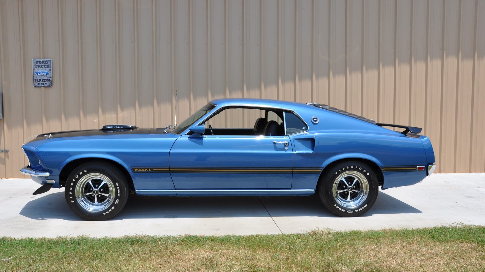 Um Ford Mustang Mach I Cobra Jet 1969 estacionado