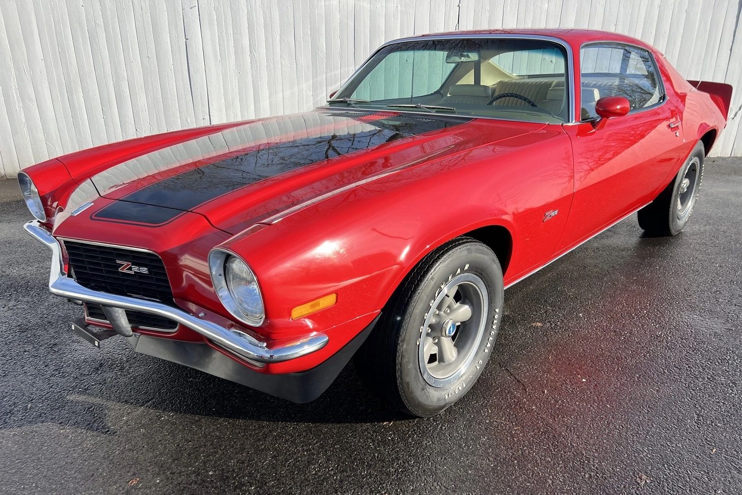 Um Chevrolet Camaro Z28 1970 estacionado 