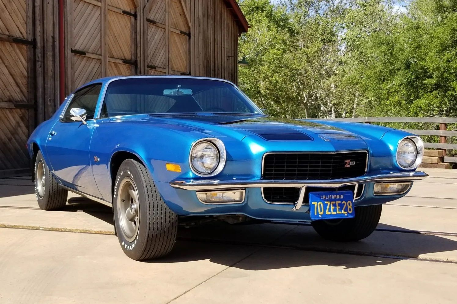 Um Chevrolet Camaro Z28 1970 estacionado 