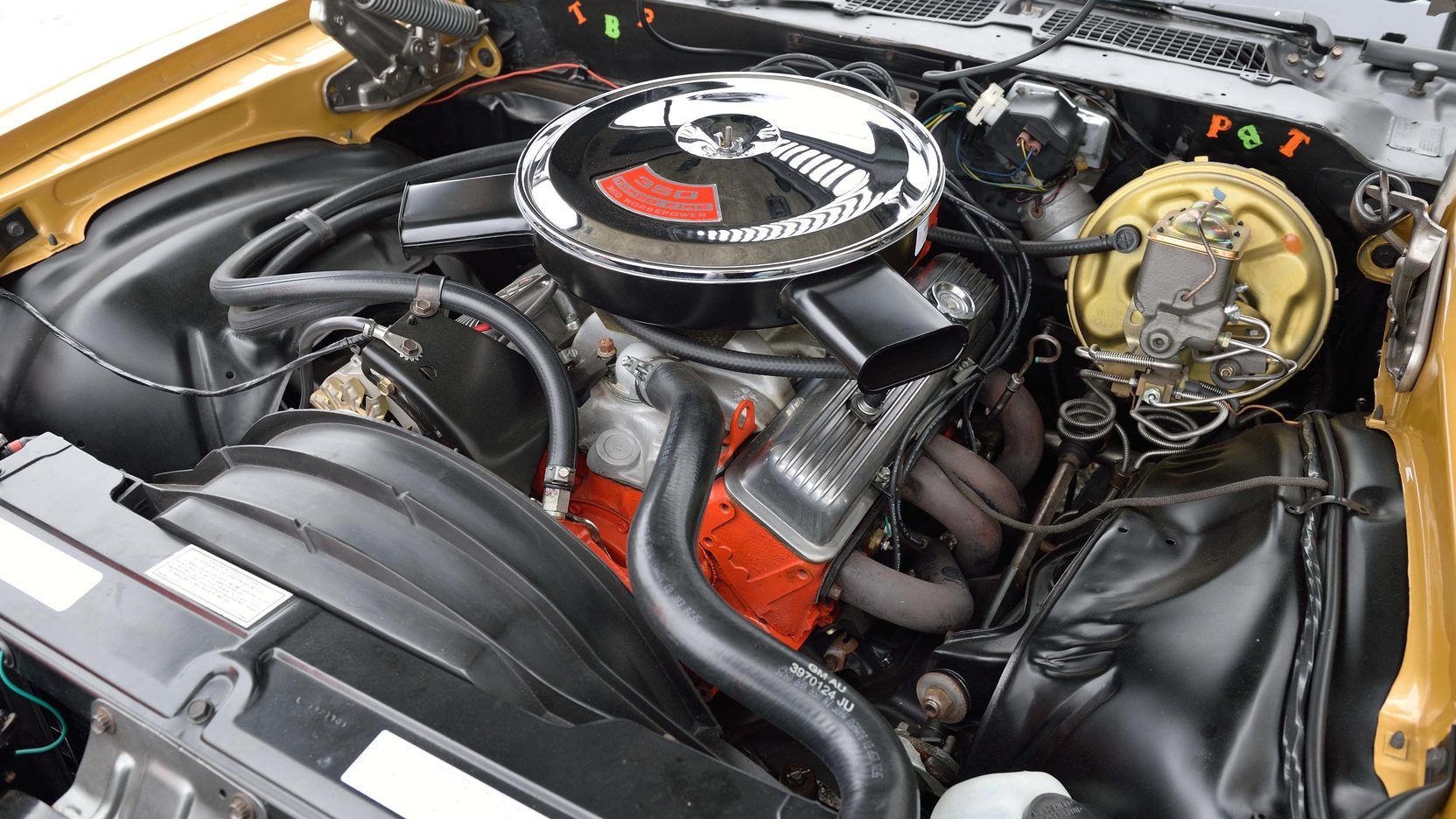 Um Chevrolet Camaro Z28 1970 estacionado 