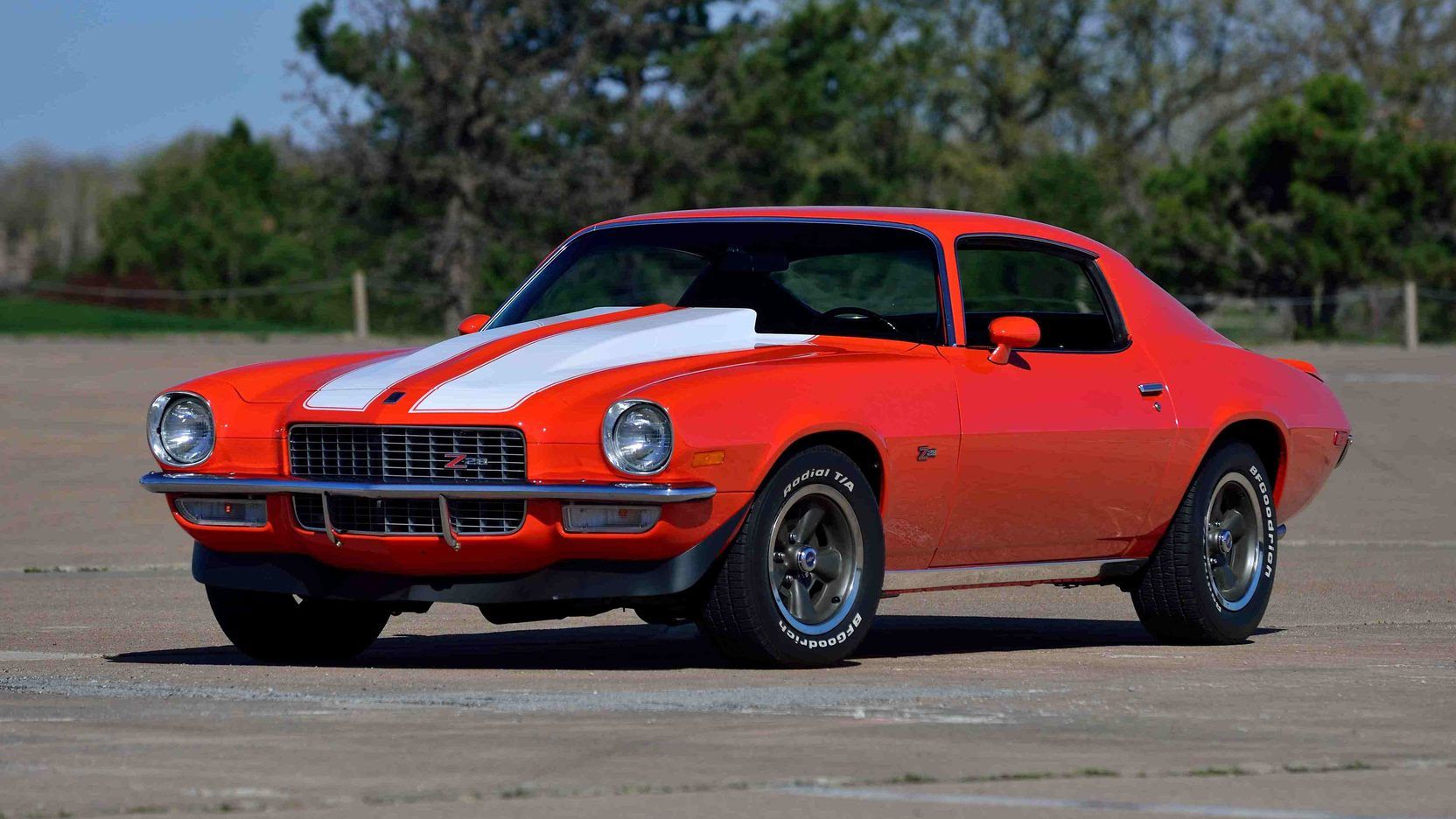 Um Chevrolet Camaro Z28 1970 estacionado 