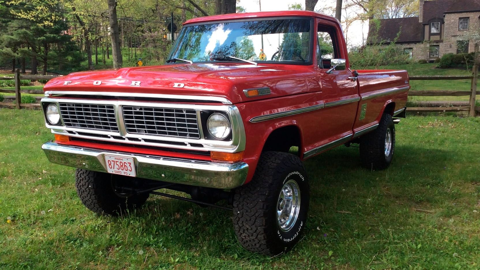 Um Ford F150 1970 estacionado