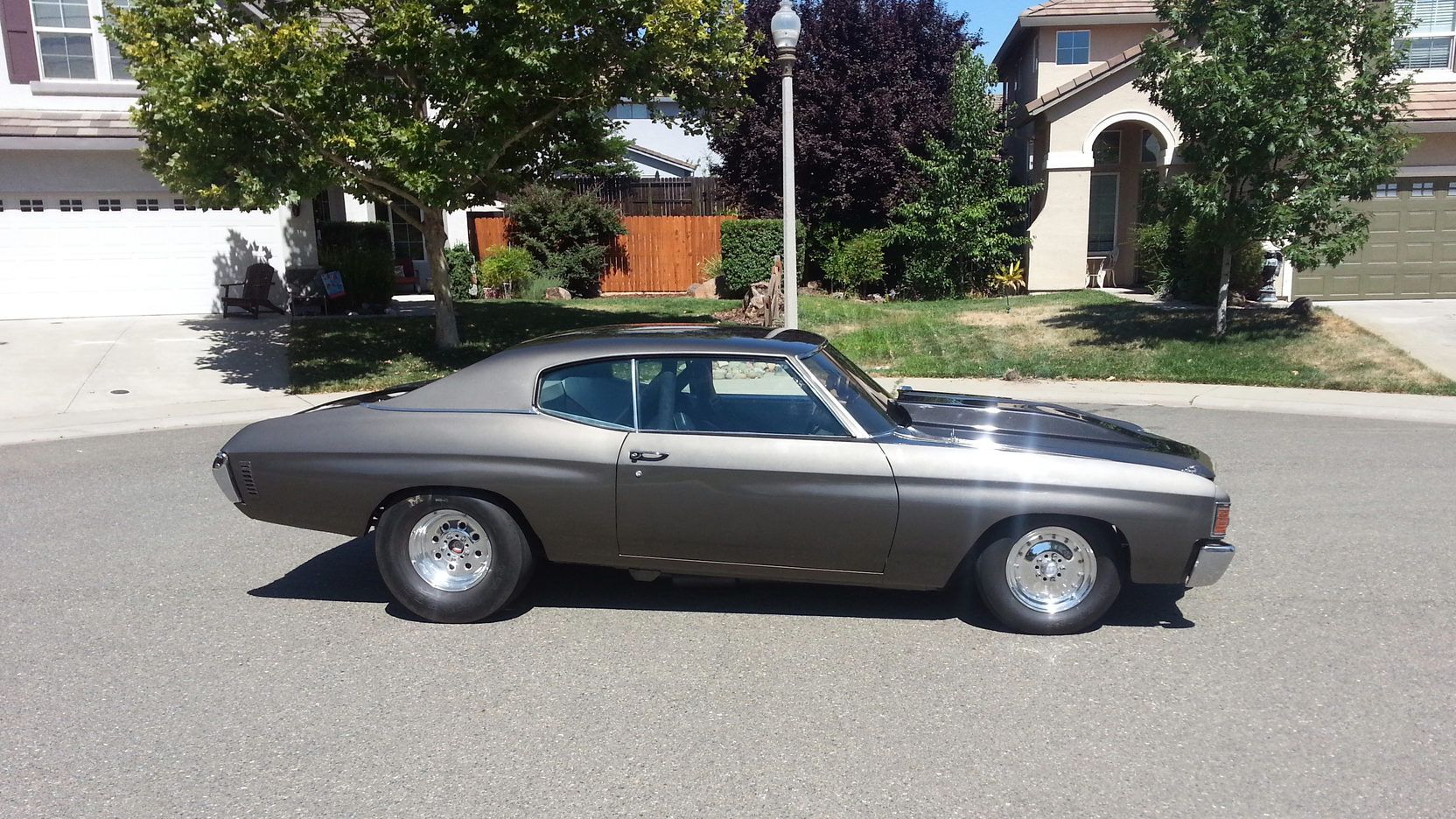 Um Chevrolet Chevelle Heavy Chevy 1971 estacionado 