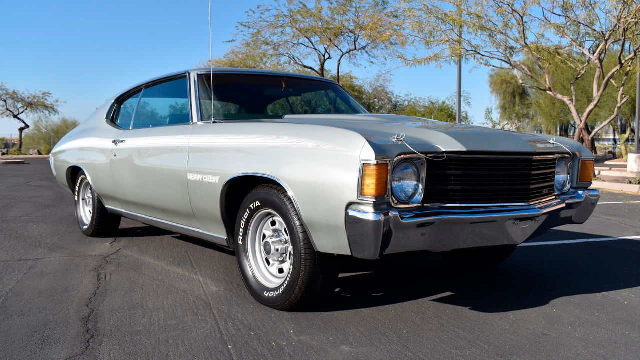 Um Chevrolet Chevelle Heavy Chevy 1972 estacionado 