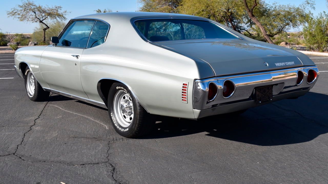 Um Chevrolet Chevelle Heavy Chevy 1972 estacionado 