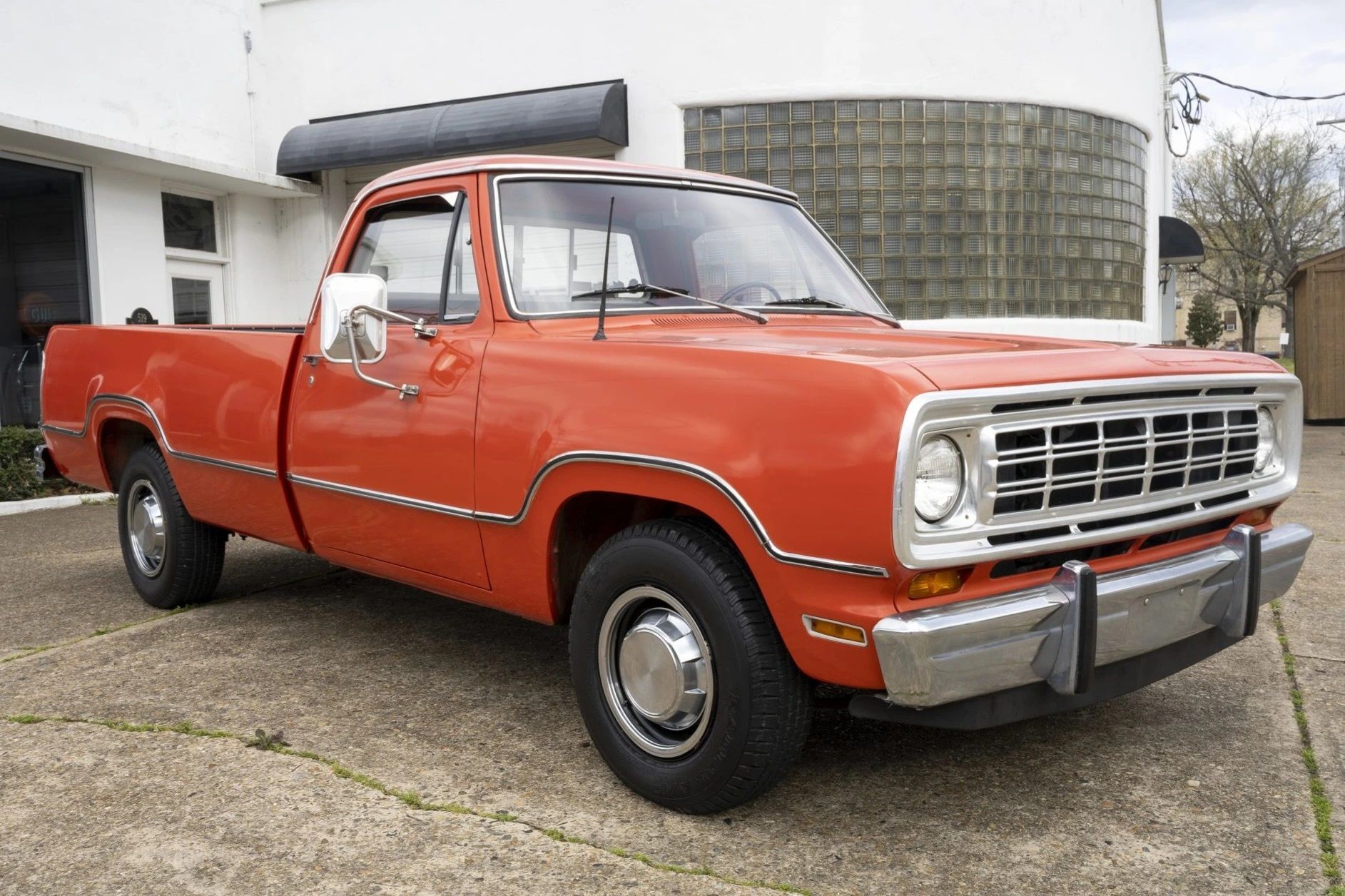 Um Dodge D200 1974 estacionado