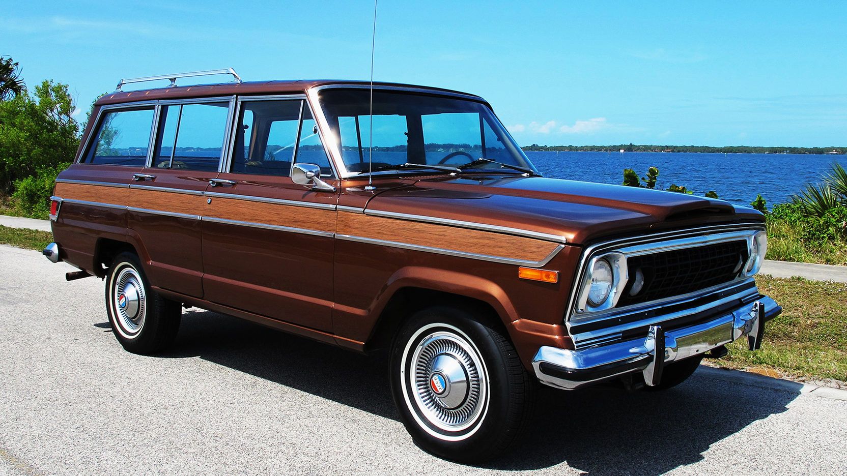 Um Jeep Wagoneer 1978 estacionado