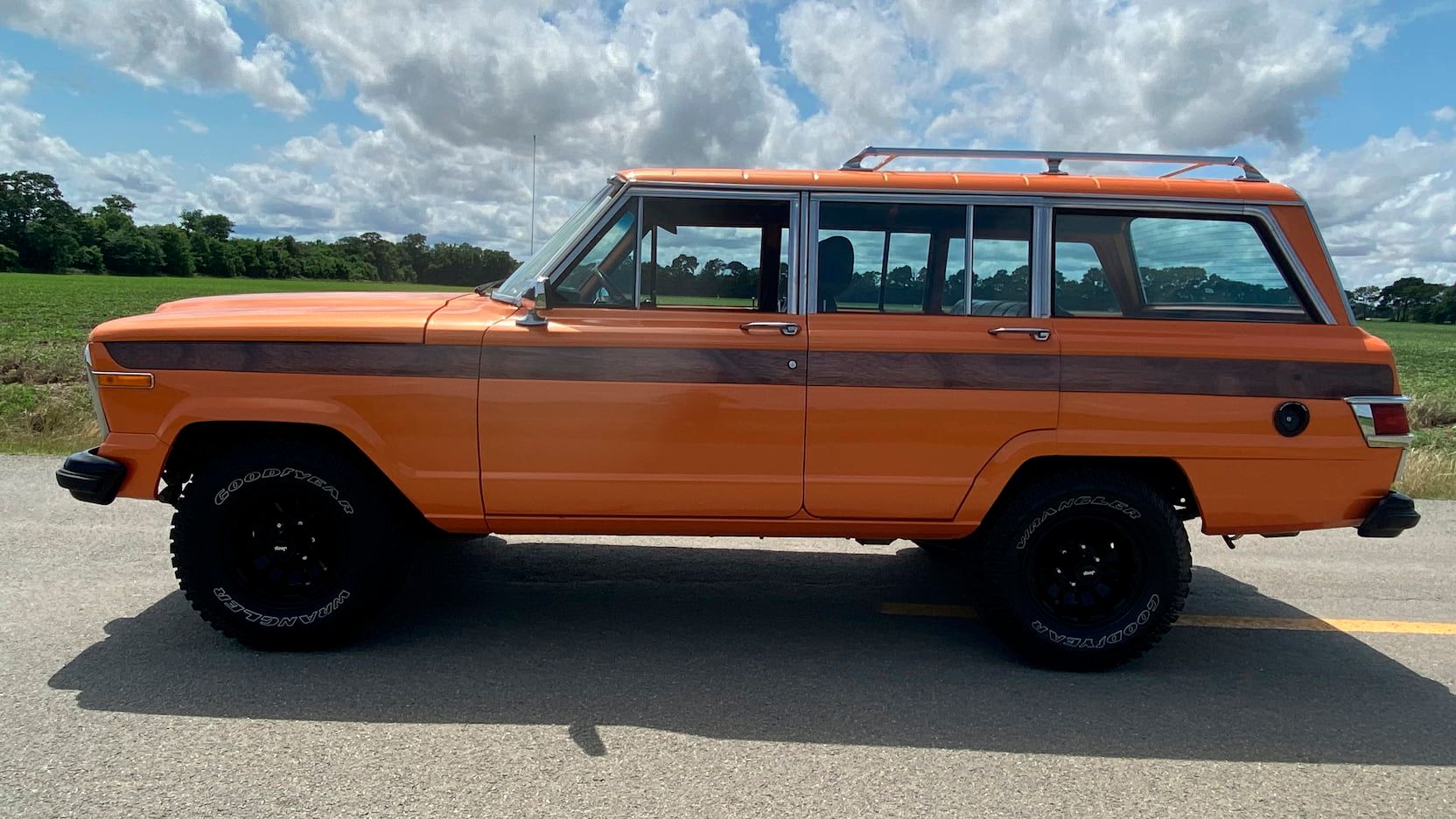 Um Jeep Grand Wagoneer 1983 estacionado
