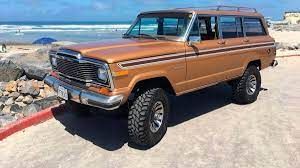 Um Jeep Wagoneer Limited 1983 estacionado
