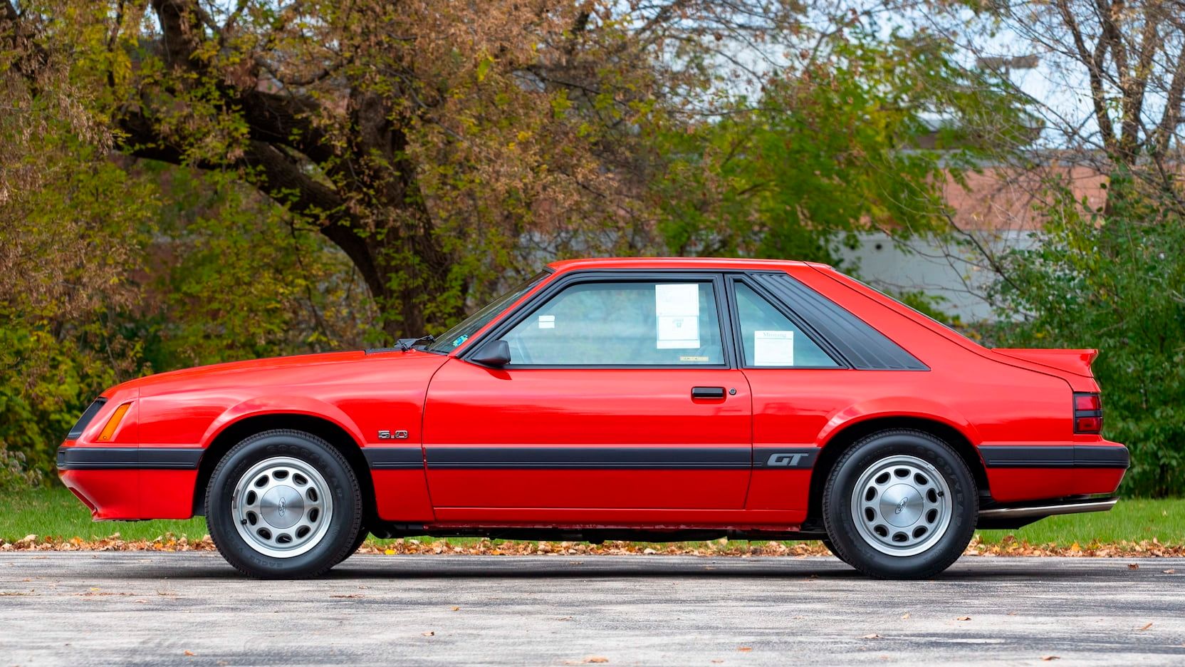Um Ford Mustang GT 1985 estacionado