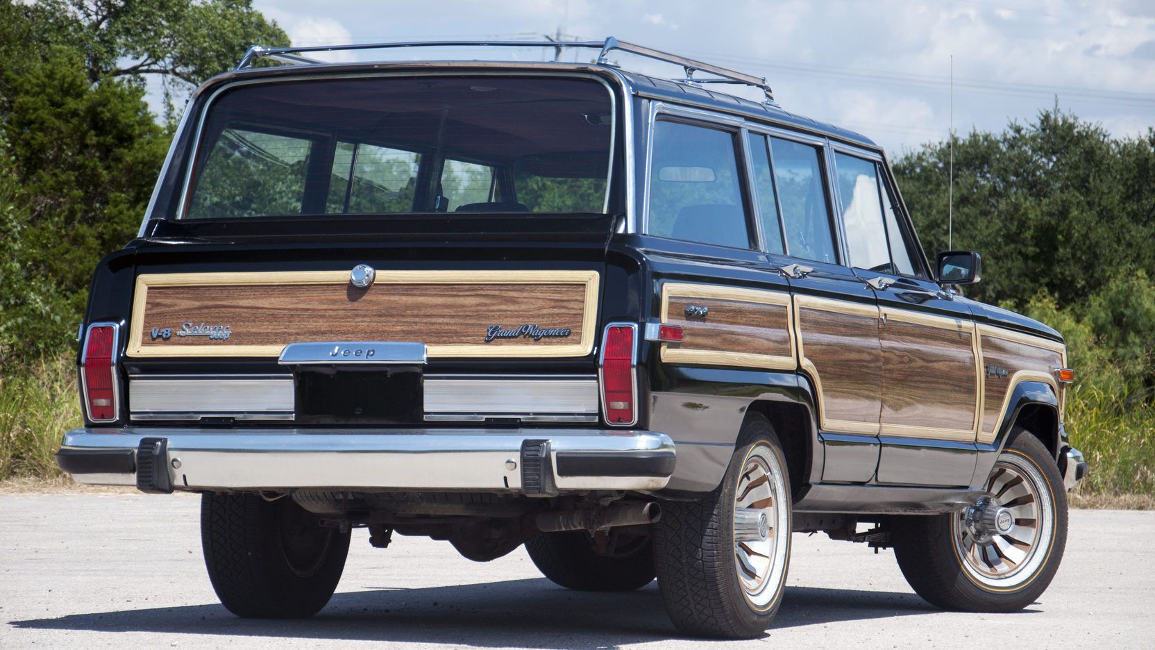 Um Jeep Wagoneer 1987 estacionado