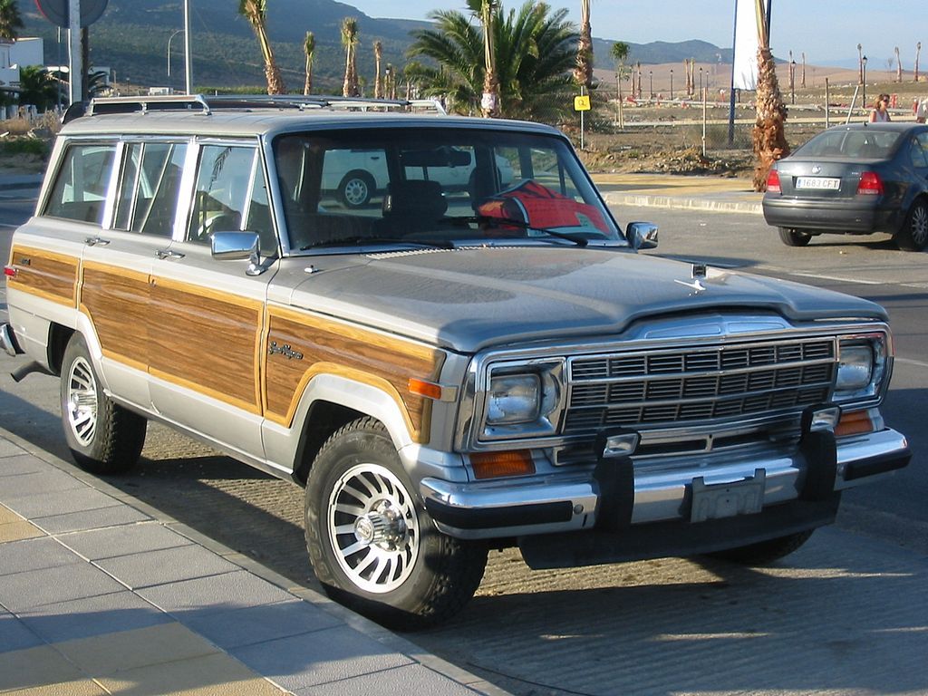Um Jeep Wagoneer 1991 estacionado