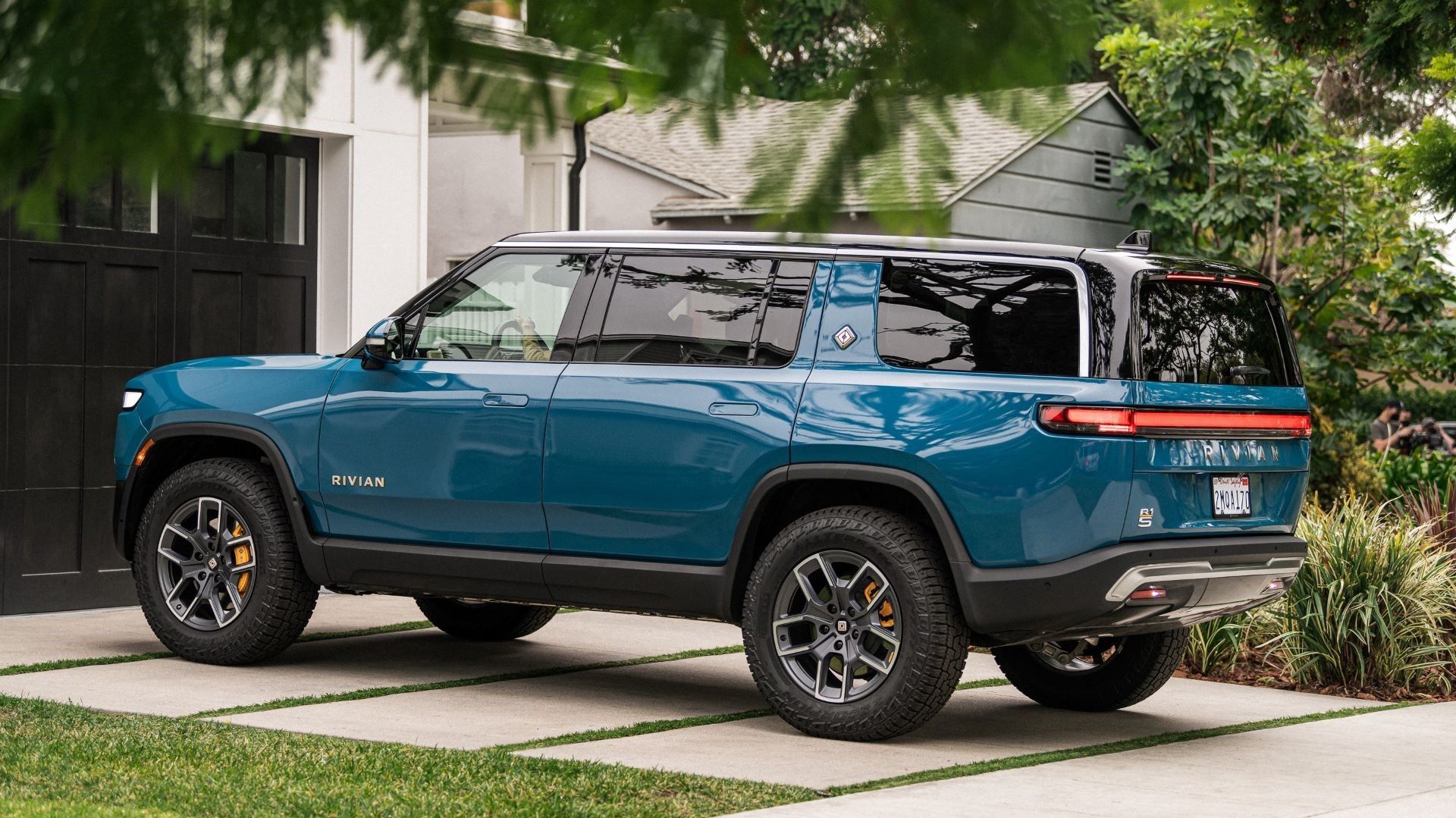 Azul Rivian R1S estacionado