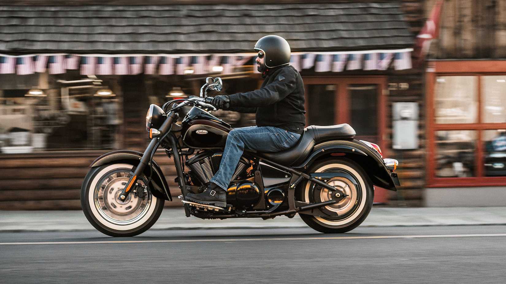 2025 Kawasaki Vulcan 900 Classic Cruising through the city