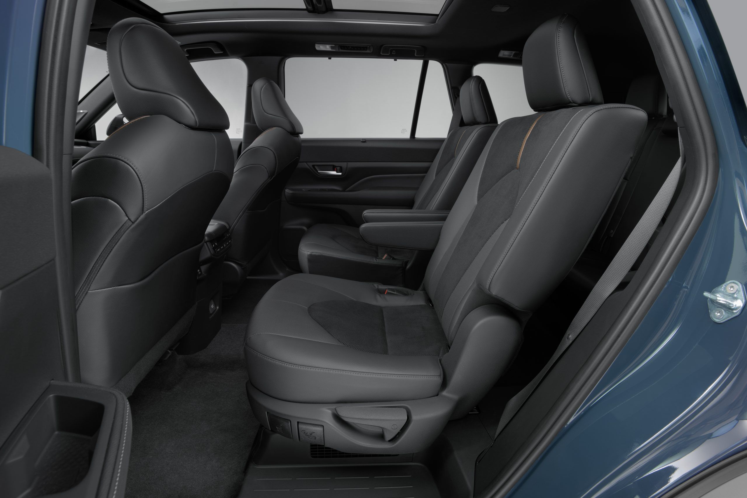 Kursi belakang Toyota Grand Highlander