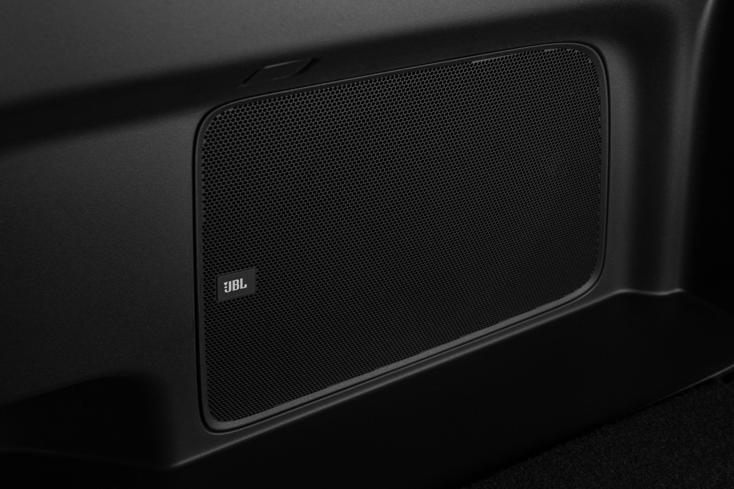 Alto-falantes JBL dentro de um Toyota Grand Highlander Platinum 2024