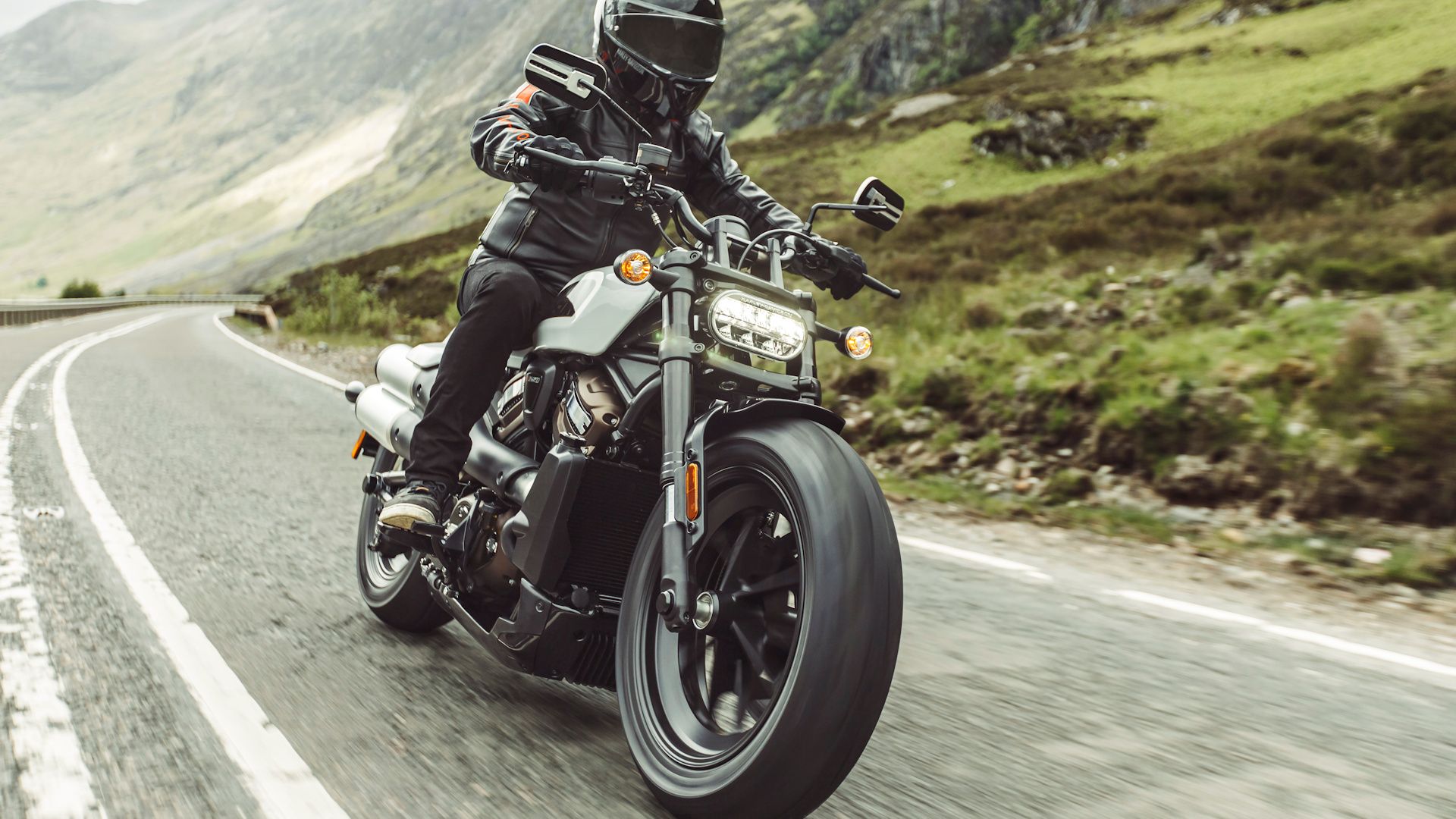 Branca 2021 Harley-Davidson Sportster S saindo de uma curva