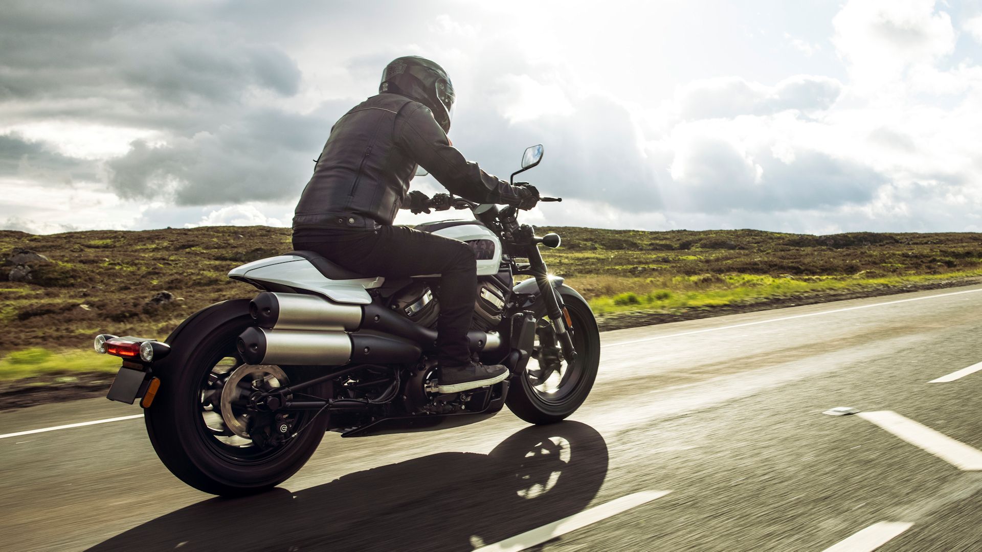 Putih 2021 Harley-Davidson Sportster S jalan tersandung