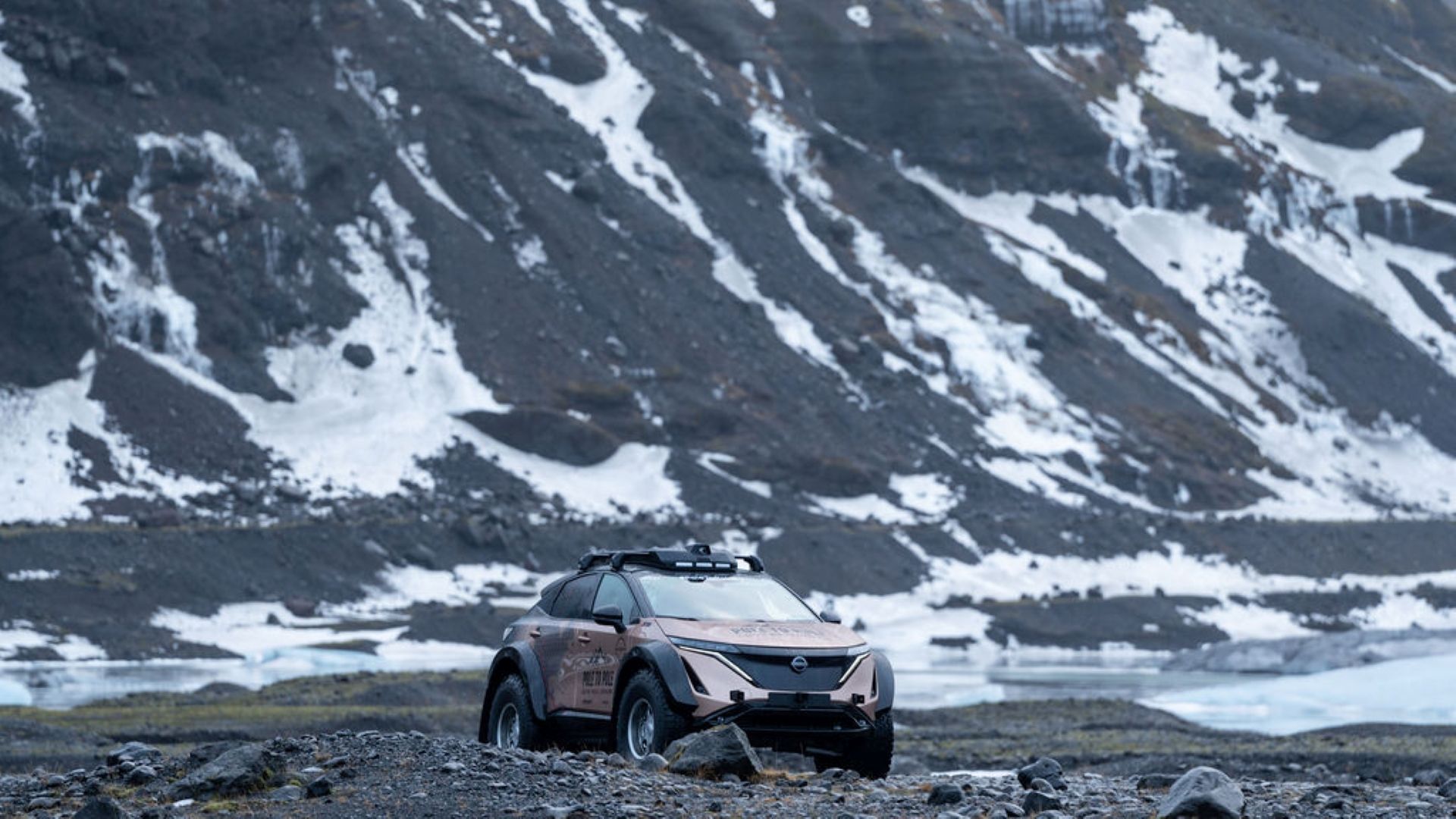 Nissan Ariya Pole-to-Pole di bawah gunung