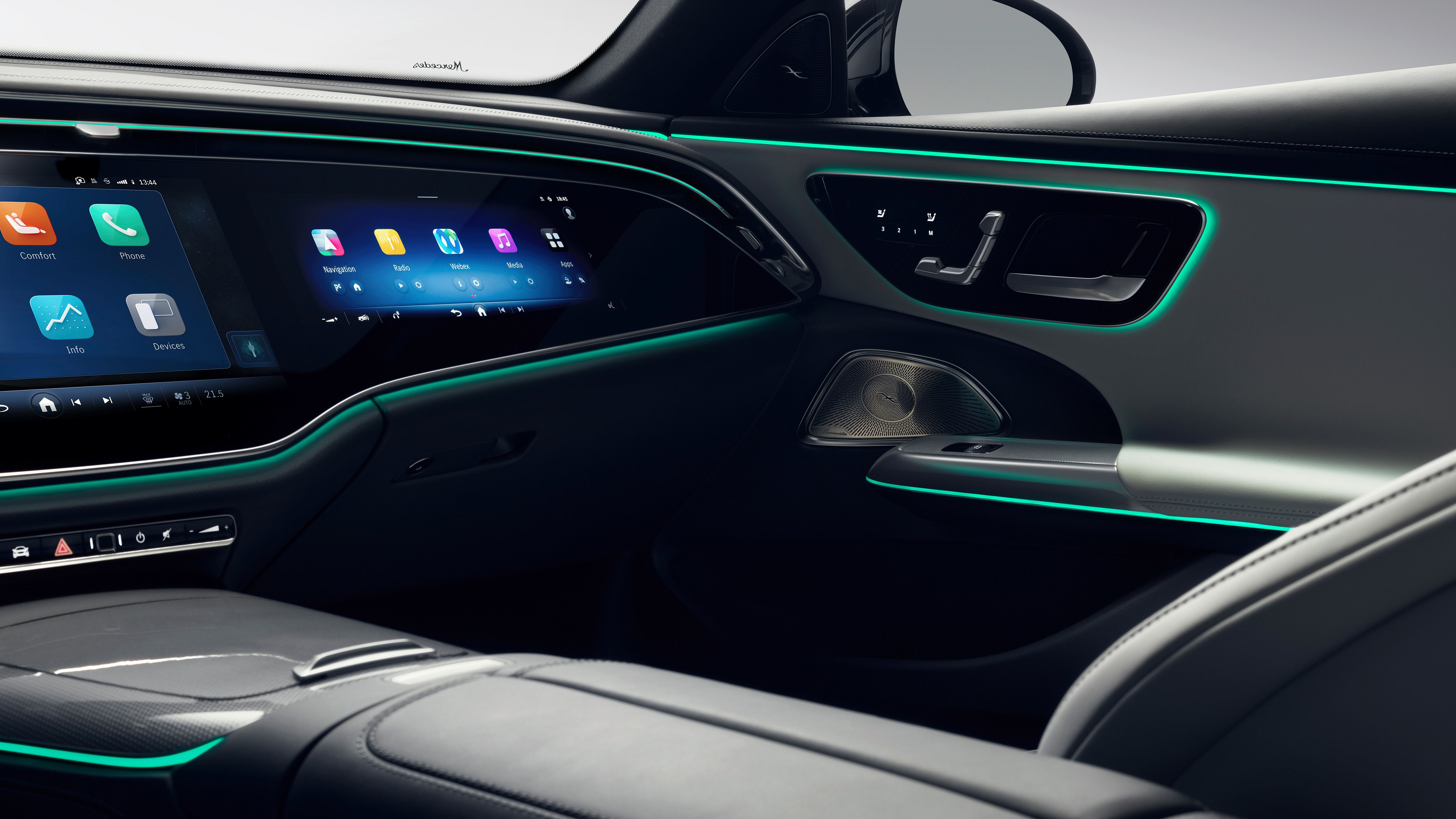Tela de infoentretenimento para passageiros do Mercedes-Benz Classe E 2024