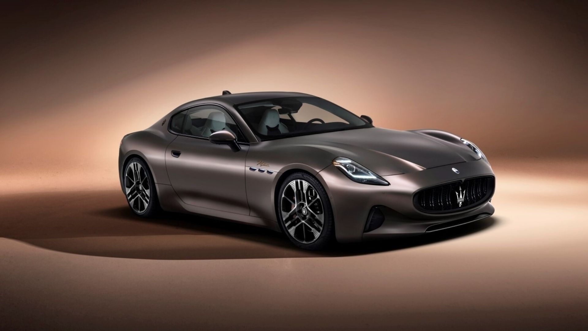 Tampilan samping/depan Maserati GranTurismo Folgore