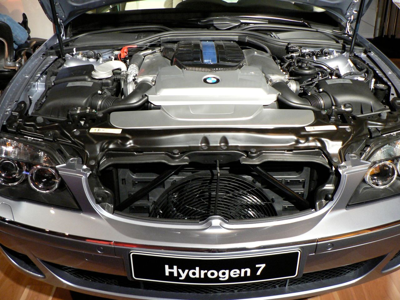 BMW_Hydrogen_7_Engine