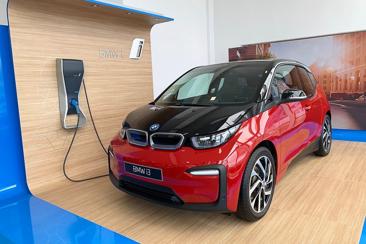 A two-tone BMW i3 in charge