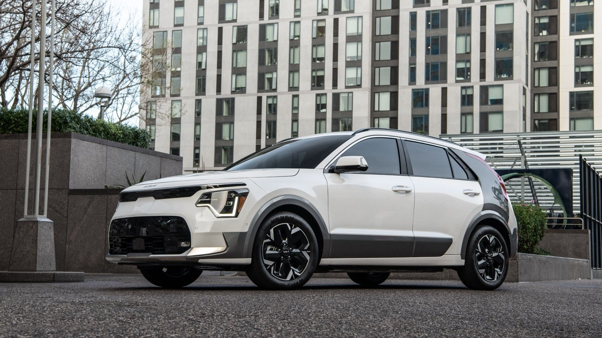 Kia Niro berwarna putih dilihat dari samping