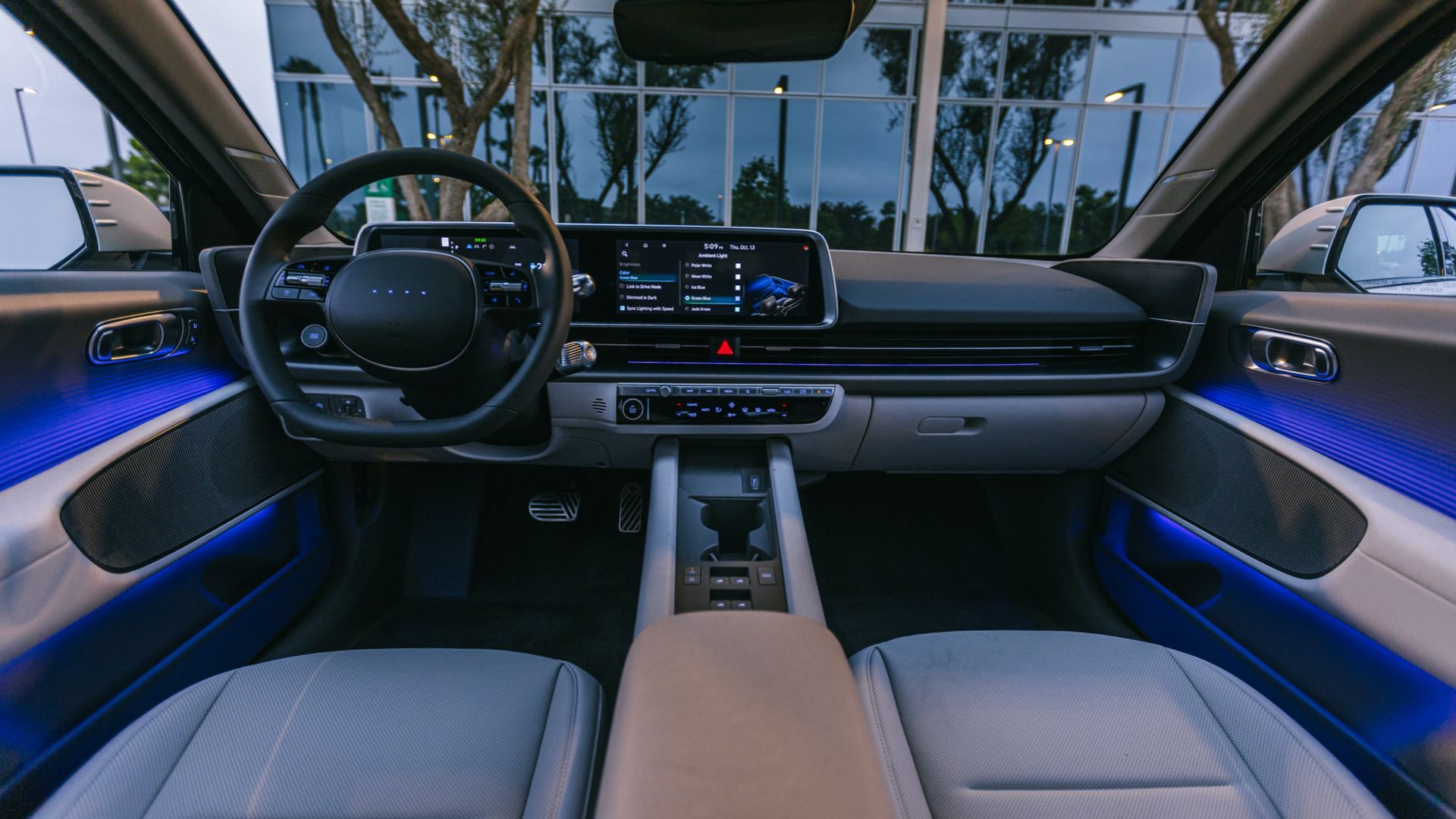 Interior Hyundai IONIQ 6 dengan aksen biru