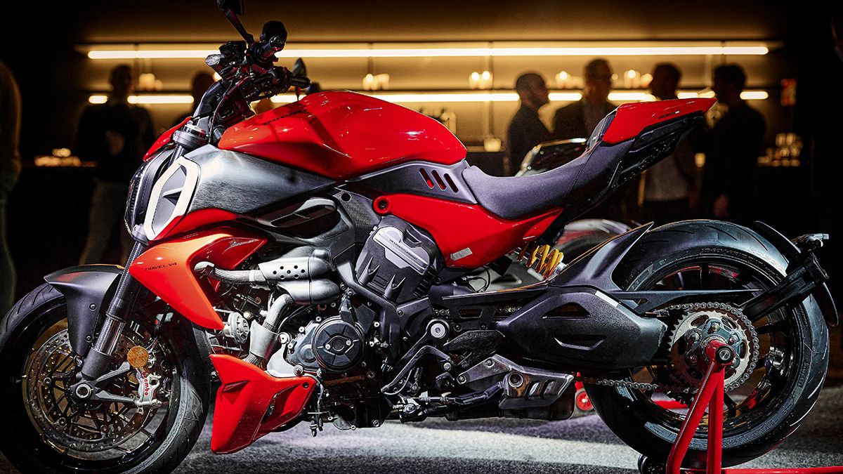 Ducati Diavel V4 berwarna merah
