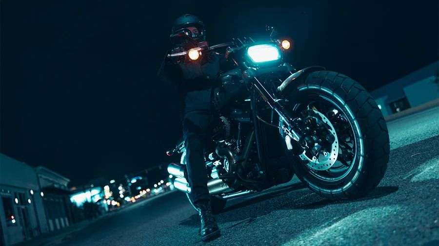 Foto 3/4 depan Harley-Davidson Fat Bob 2023 di malam hari