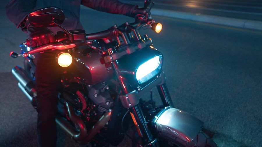 Tampilan dekat lampu depan Harley-Davidson Fat Bob 2023