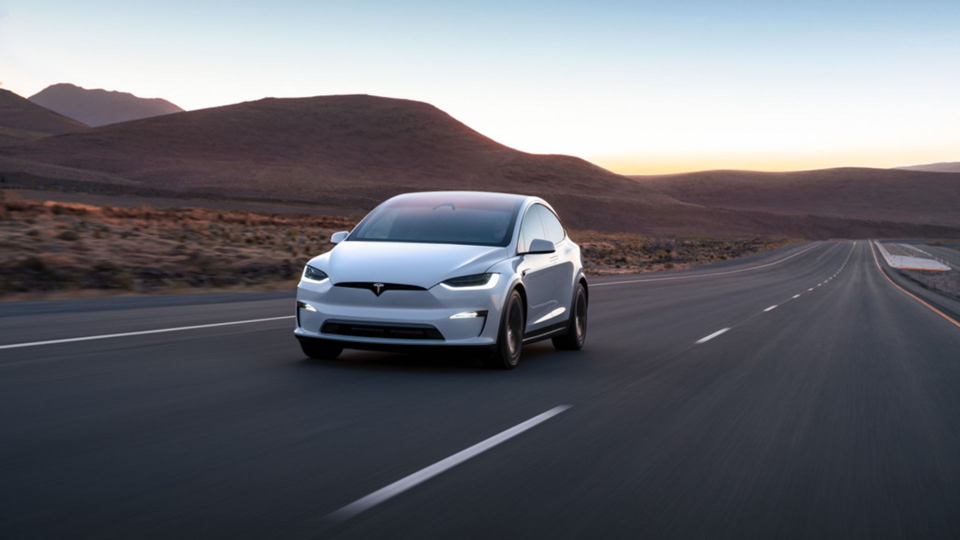 Foto do ângulo frontal do Tesla Model X na estrada