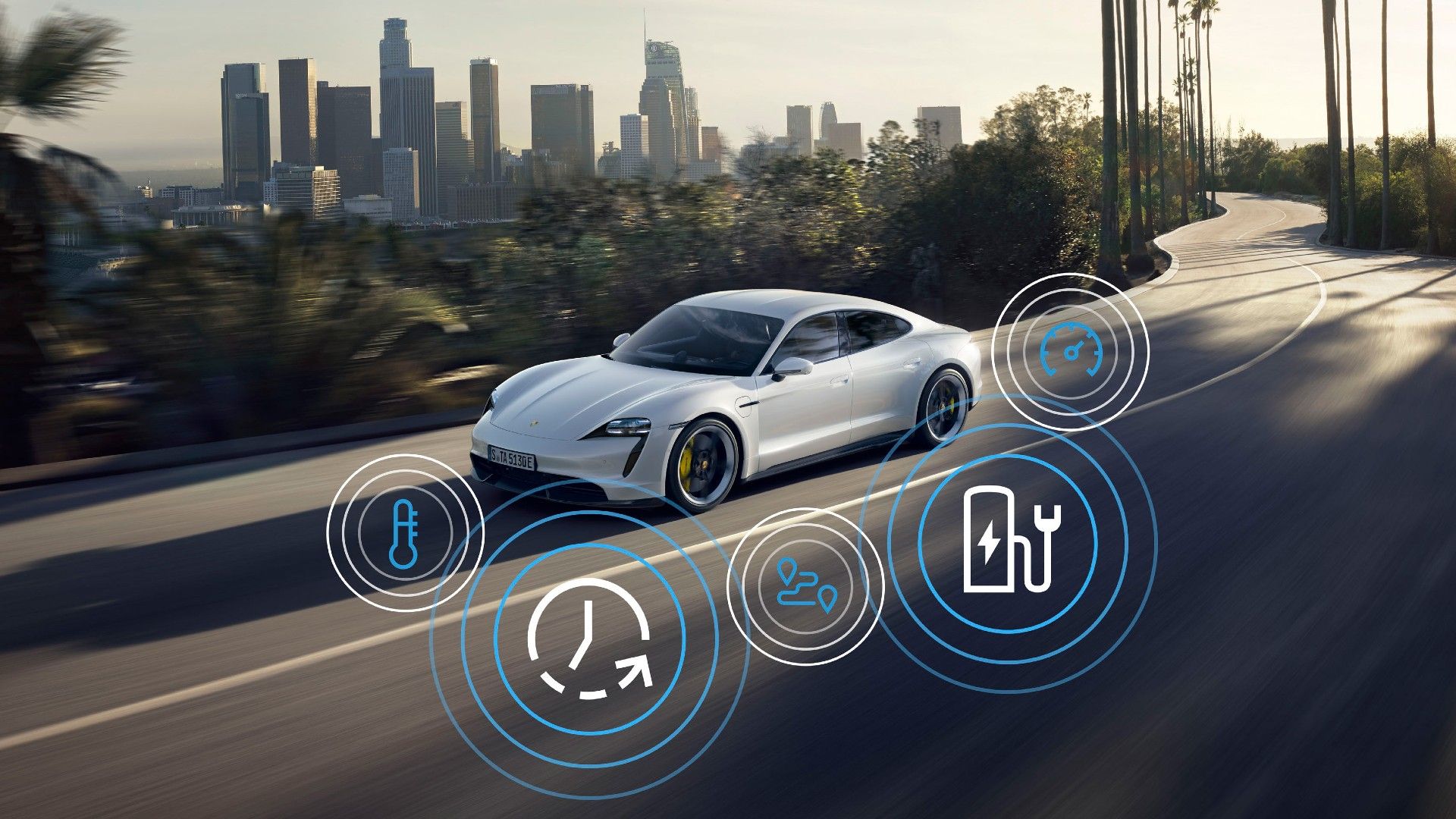 Um Porsche Taycan Turbo S 2022 branco