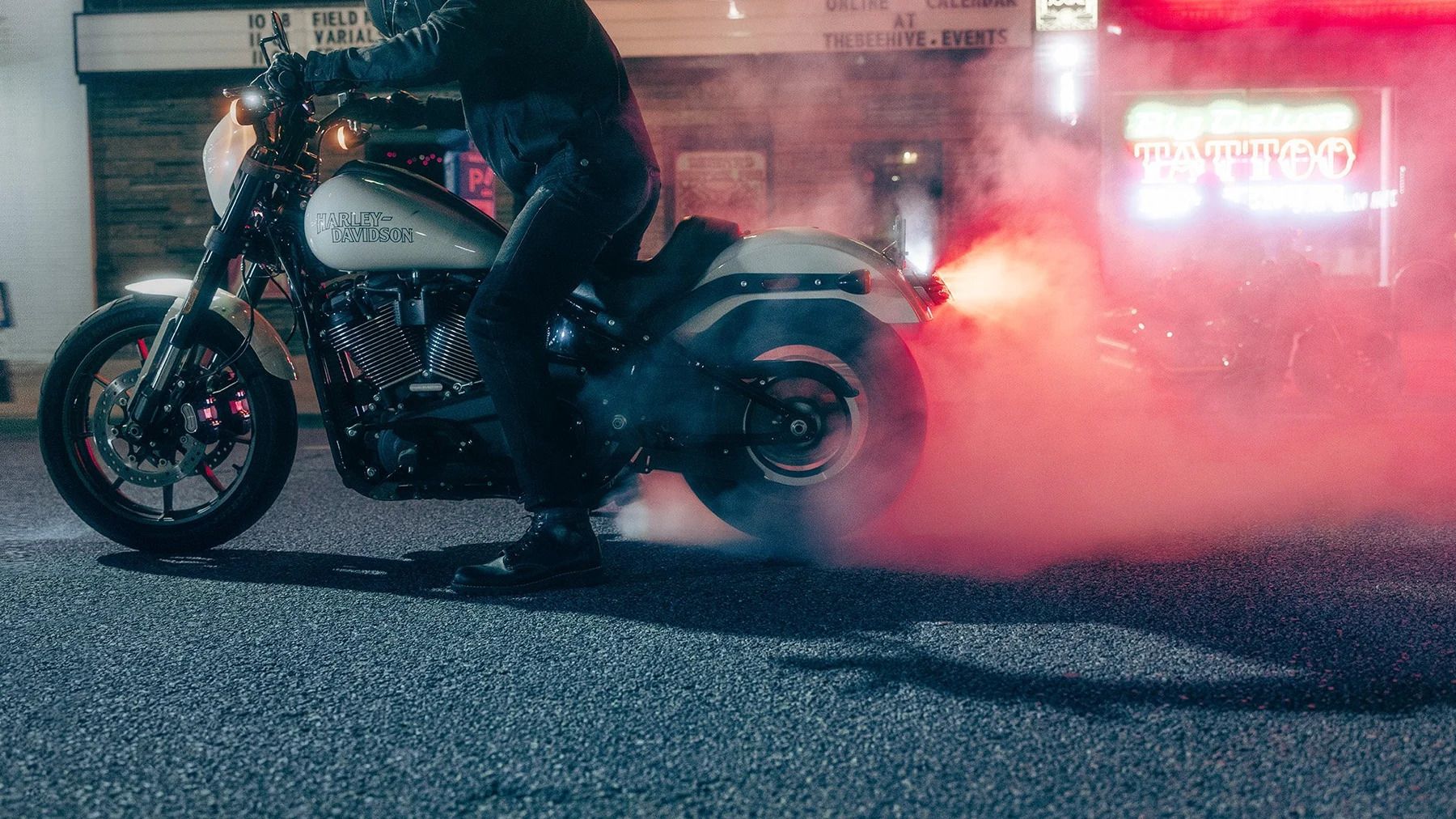 Bidikan samping malam dari pembakaran Harley-Davidson Low Rider S 2023