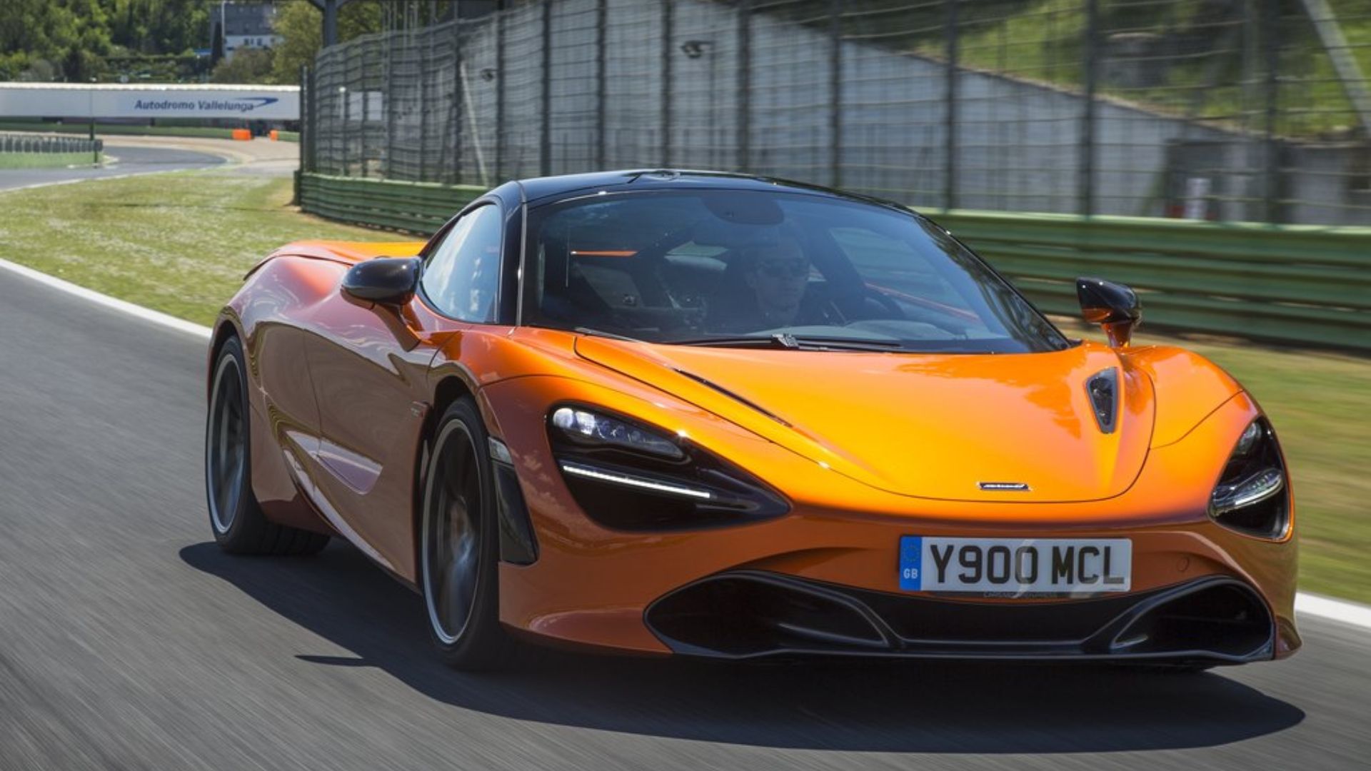 Uma foto frontal de três quartos do McLaren 720S amarelo