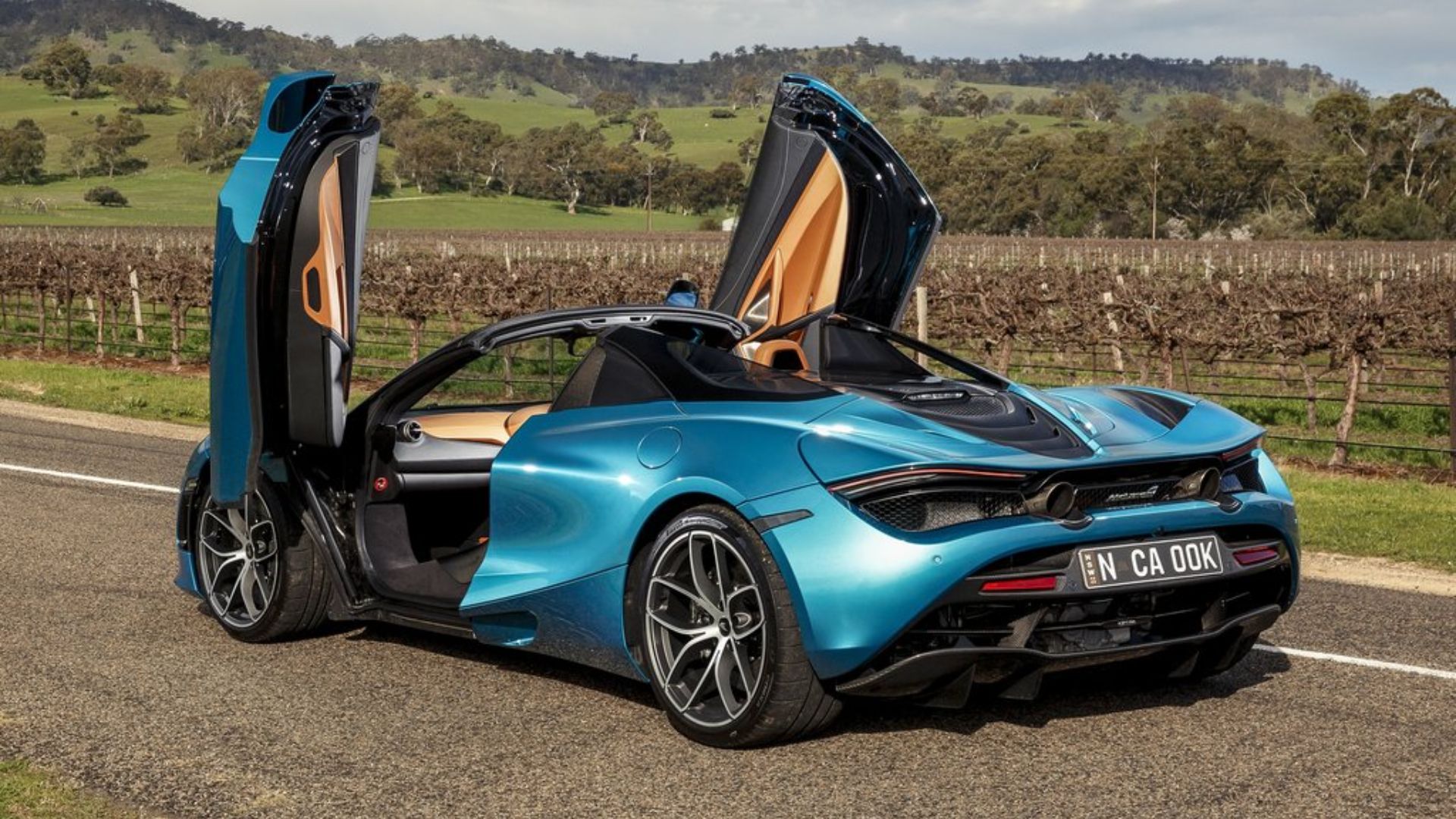 Uma foto da visão traseira do McLaren 720S
