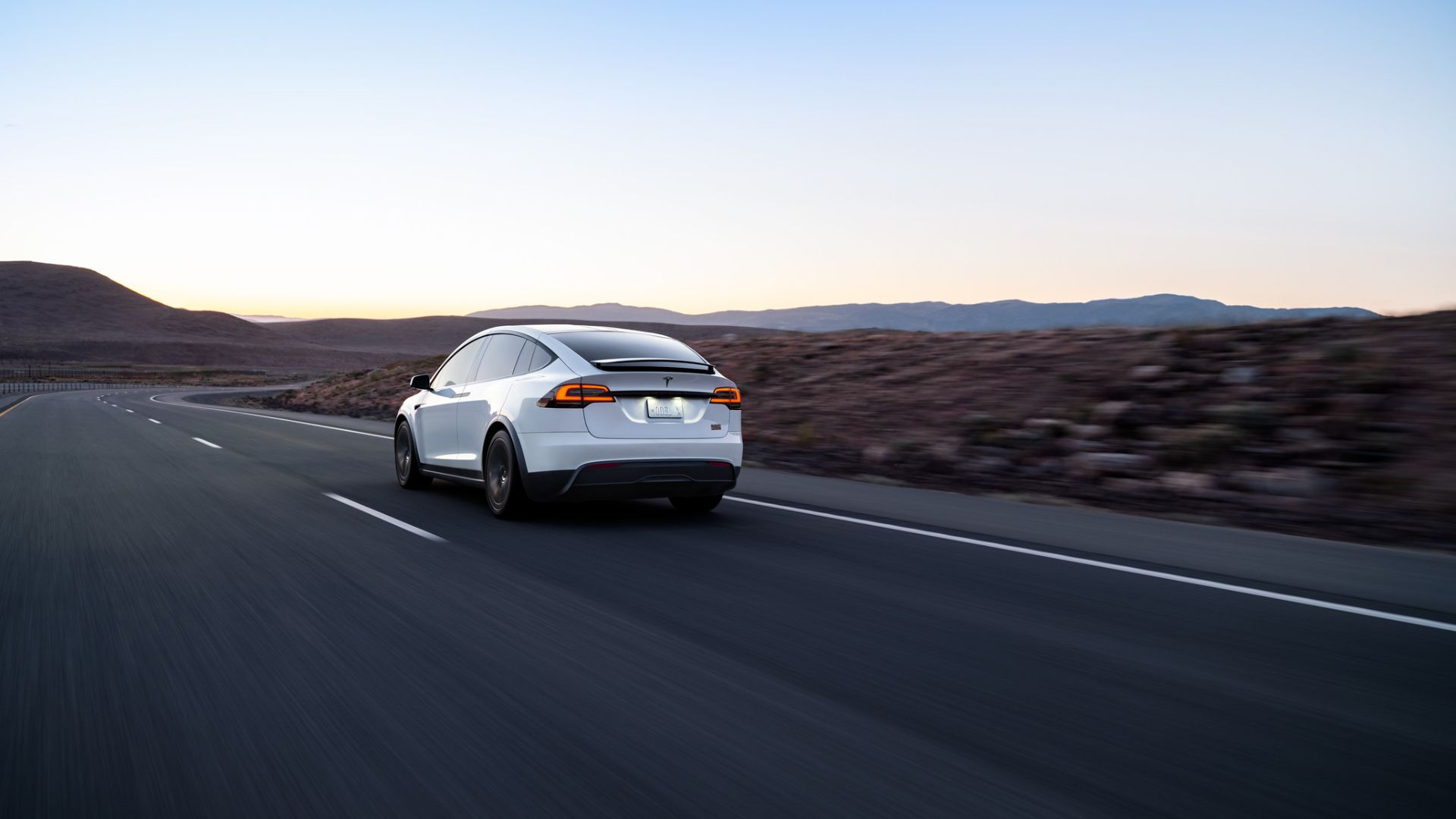 Bidikan sudut belakang Tesla Model X di jalan