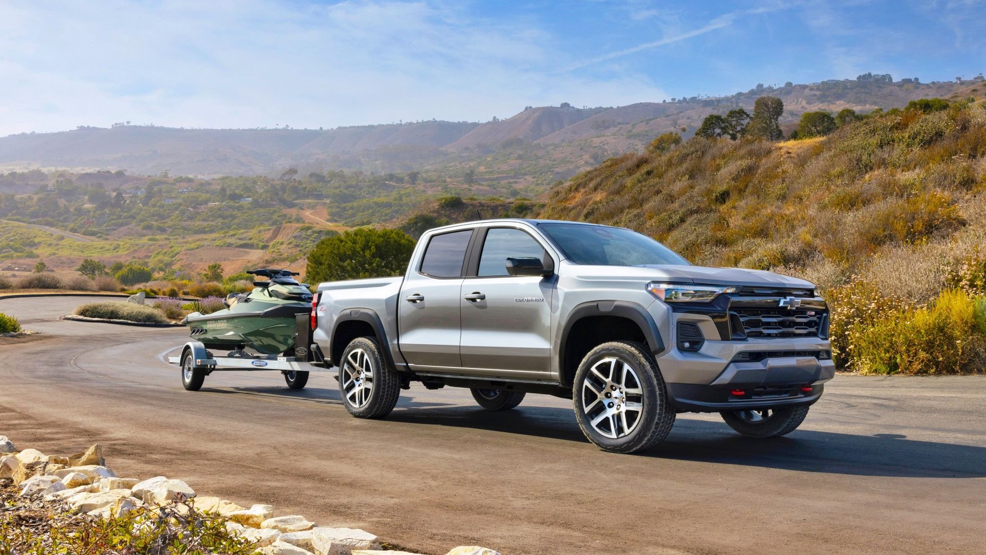Silver 2023 Chevrolet Colorado Z71 rebocando um jetski