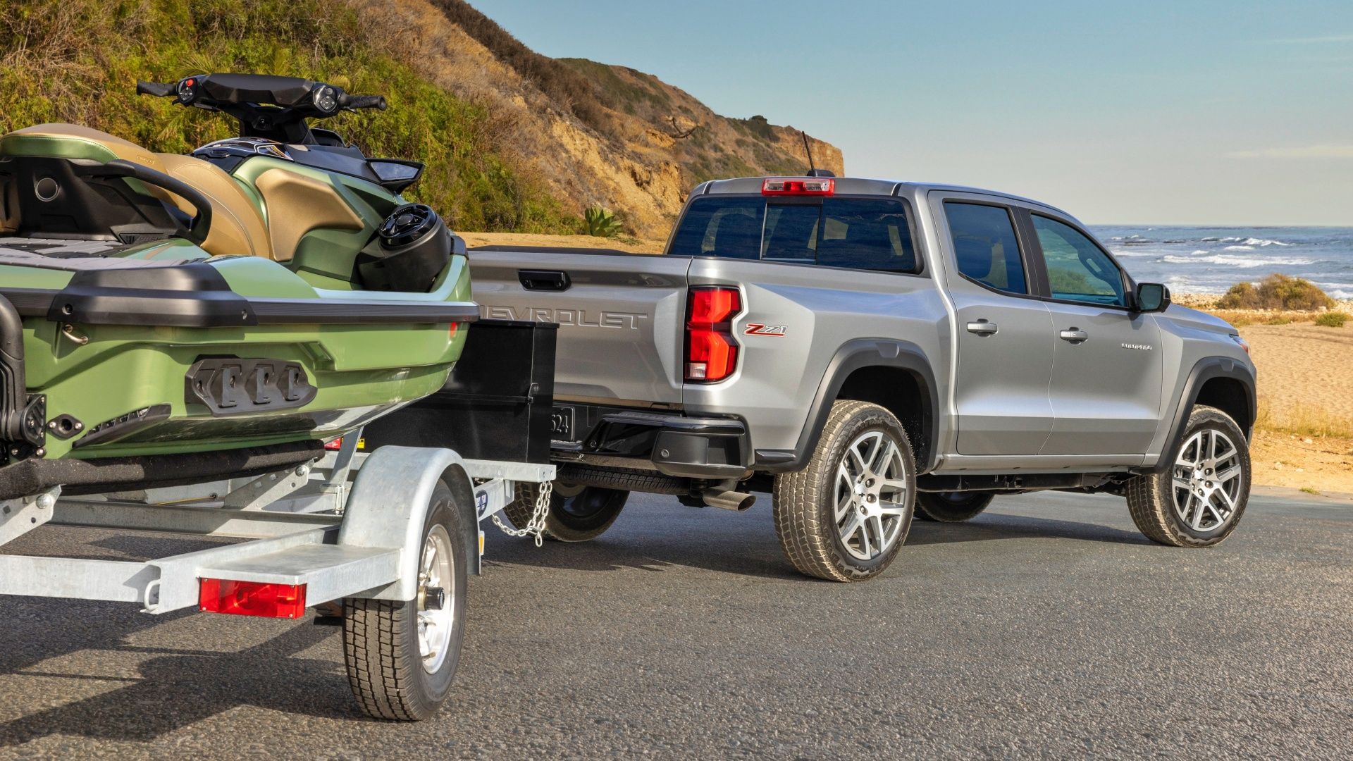 Silver 2023 Chevrolet Colorado ZL1 rebocando um jetski