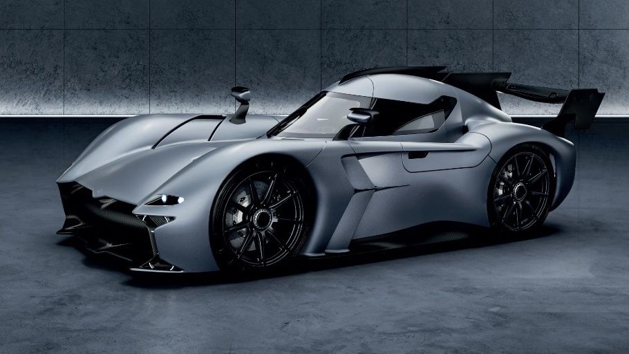 Uma foto frontal de estúdio 3/4 do hipercarro McMurtry Spéarling EV