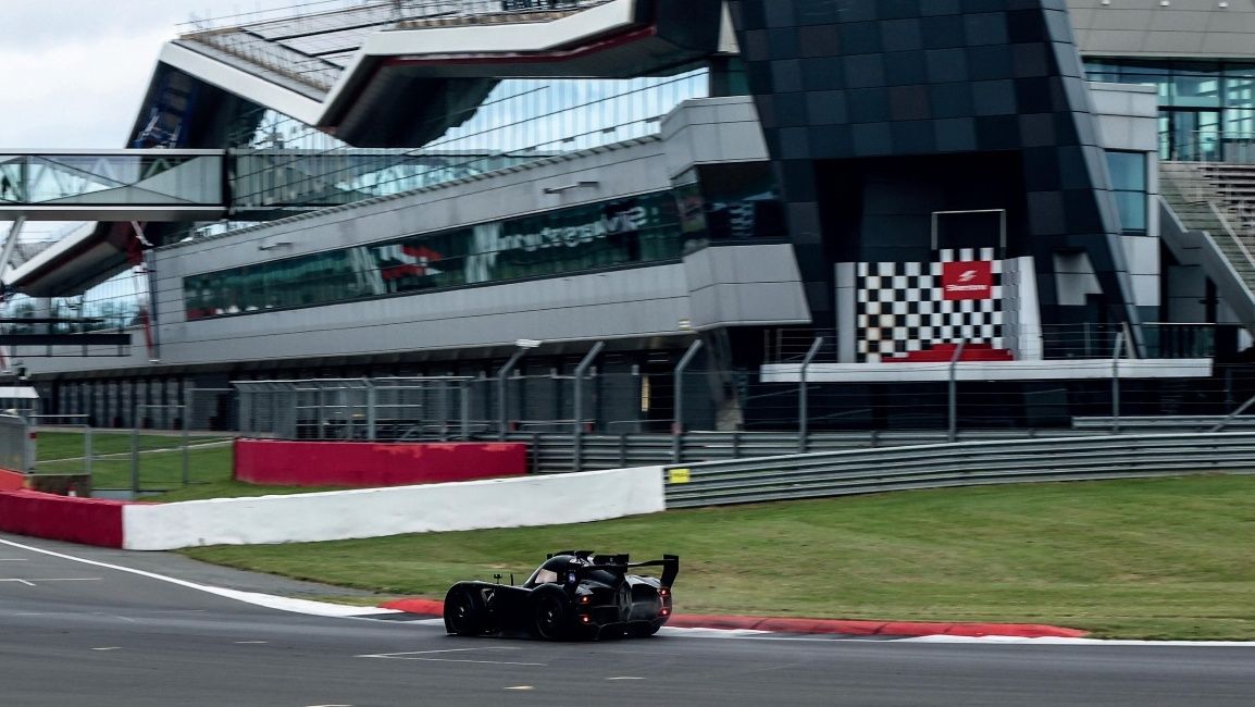 Uma foto de ação do hipercarro McMurtry Spéarling EV em Silverstone