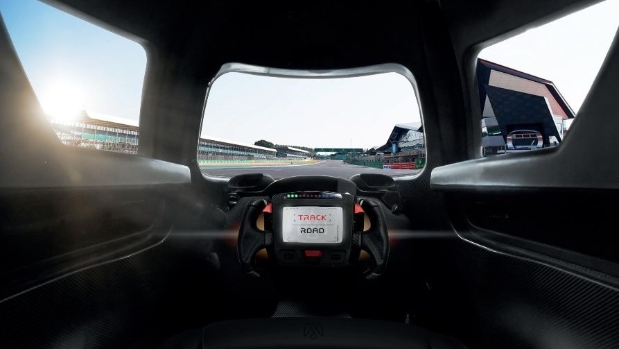 Uma foto da cabine do hipercarro McMurtry Spéarling EV