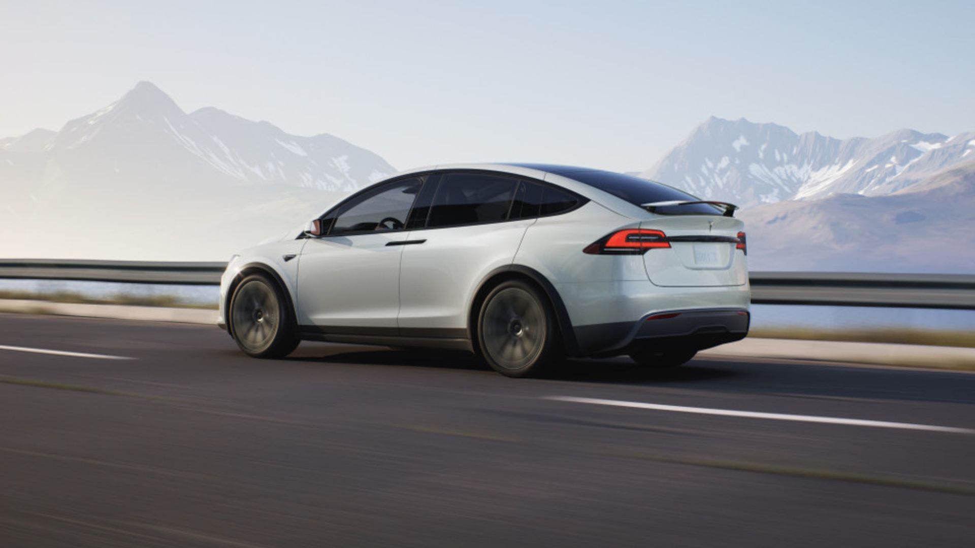 Foto em ângulo lateral da cor branca Tesla modelo X 