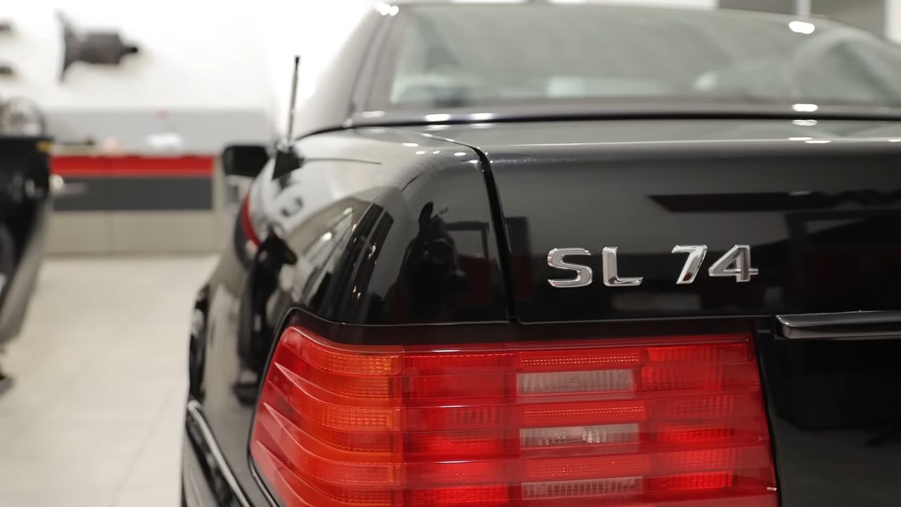 Uma foto do logotipo na traseira de um Mercedes SL 74 com motor Stror